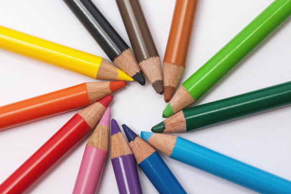 Circle of different coloured pencils