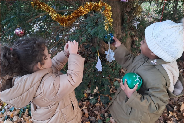 2 children dressing a tree