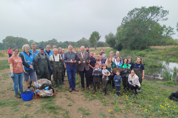Cllr Eddie Lavery and Cllr Philip Corthorne (as Mayor) joined by volunteers for a community planting day in Spider Park, South Ruislip