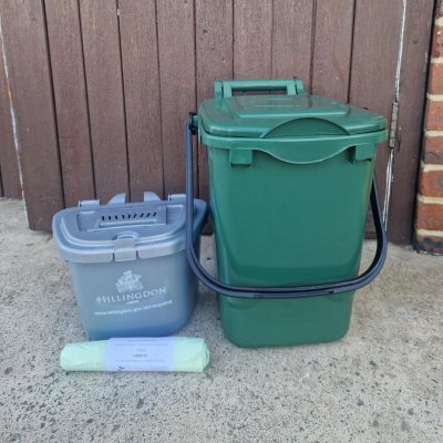 Indoor and outdoor food waste caddy, and a roll of caddy liners