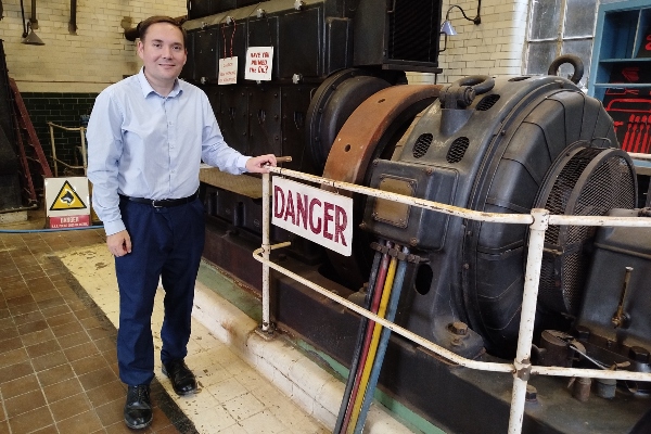 Image of Cllr Wayne Bridges next to generator