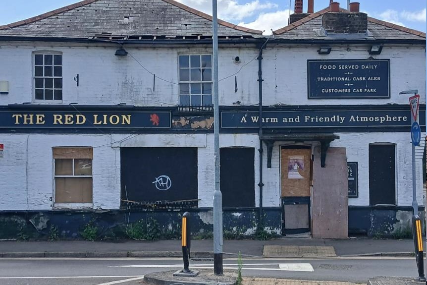 Image of the Red Lion pub in Harlington